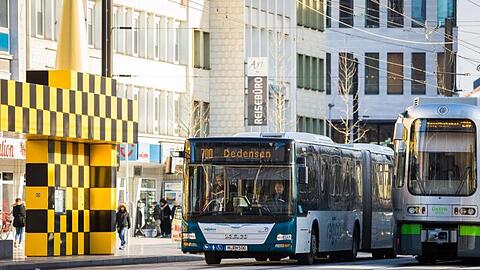 Für einen Tag kostenlos: Ein Linienbus der Regiobus Hannover GmbH und eine Straßenbahn der Üstra Hannoversche Verkehrsbetriebe an der Haltestelle Steintor.