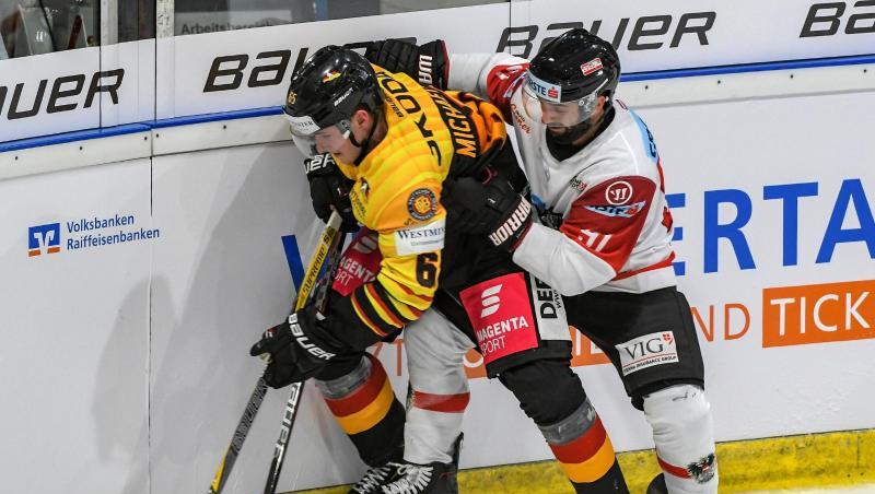 Marc Michaelis (l) kämpft mit dem Österreicher Dominique Heinrich um den Puck. Marc Michaelis (l) kämpft mit dem Österreicher Dominique Heinrich um den Puck.