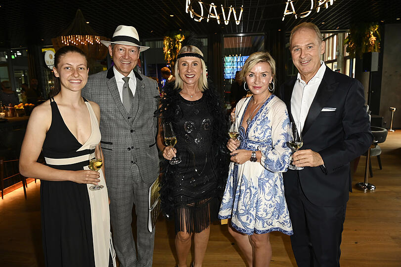 Barbara und Andreas Dünkel (Inhaber Motorworld) und Tochter Sarah, Gastgeber Elena und Markus Aichinger