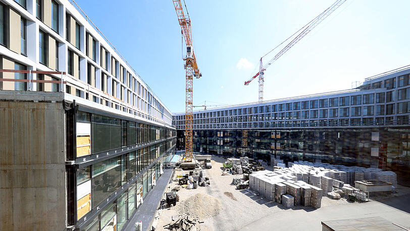 Das neue Strafjustizzentrum an der Dachauer Straße: Noch ist es eine Baustelle, mit absehbarem Ende 2023. Bezugsfertig ist alles dann ein Jahr später. Im Bild: der Innenhof des 22 000 Quadratmeter großen Gebäudes Das neue Strafjustizzentrum an der Dachauer Straße: Noch ist es eine Baustelle, mit absehbarem Ende 2023. Bezugsfertig ist alles dann ein Jahr später. Im Bild: der Innenhof des 22 000 Quadratmeter großen Gebäudes