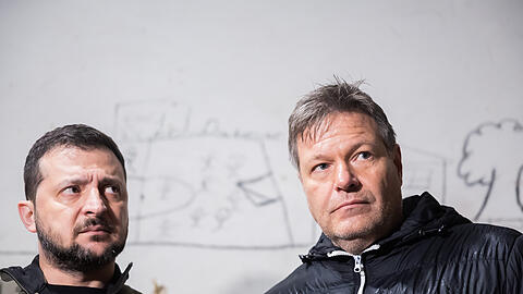Jahidne: Robert Habeck, Bundesminister für Wirtschaft und Klimaschutz, und Wolodymyr Selenskyj, Präsident der Ukraine (l) stehen nordöstlich von Kiew in einem Schulkeller, in dem Geiseln gehalten wurden.