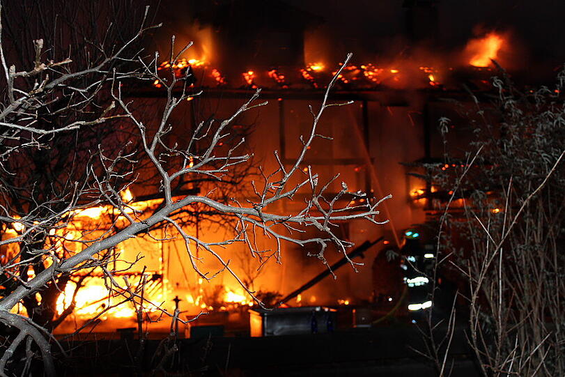 In Kolbermoor zerstörte ein Feuer ein Doppelhaus. Die Bilder vom Einsatz der Feuerwehr.
