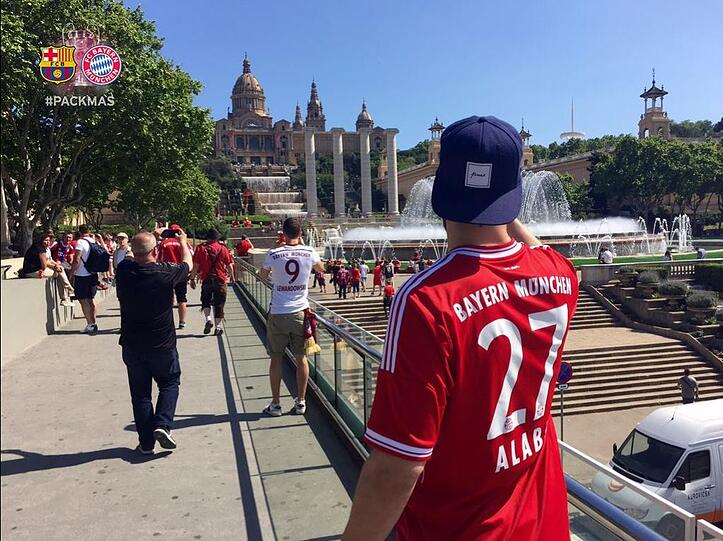 Bayern-Fans belagern Barcelona: Bei strahlendem Sonnenschein strömen Tausende von Bayern Fans durch Barcelona. Die Bilder.