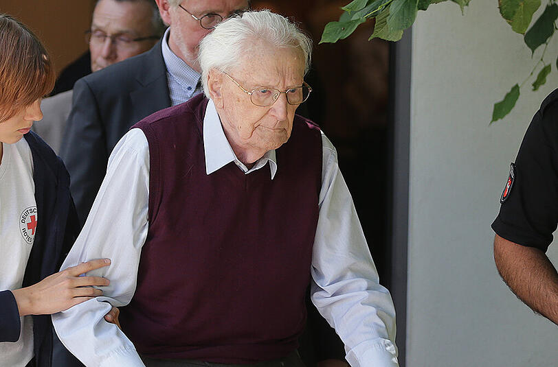 Das Landgericht hat den früheren SS-Mann Oskar Gröning wegen Beihilfe zum Mord in Auschwitz in 300 000 Fällen zu einer vierjährigen Haftstrafe verurteilt.