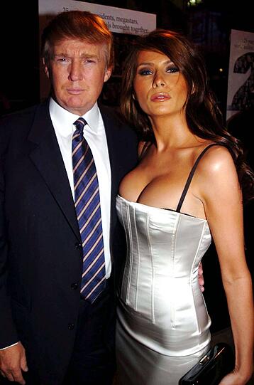 Enge Kleider und viel nackte Haut: Ex-Model Melania Trump ist keine gewöhnliche First Lady. Bilder von ihren öffentlichen Auftritten sehen Sie in unserer Bilderstrecke.