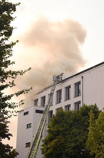 In Fürstenried kam es zum Brand eines Dachstuhls. Im Erdgeschoss des Gebäudes befindet sich eine Polizeiwache.