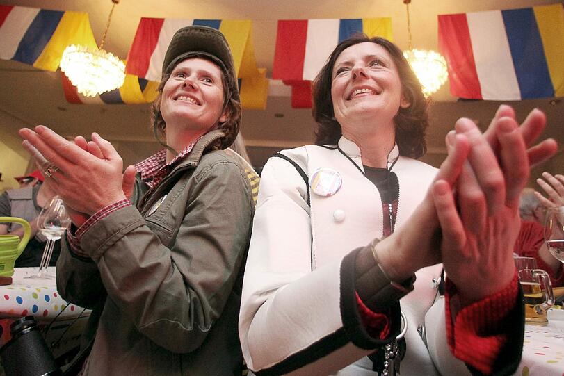 LIEDER NICHT KENNEN: Karneval feiern kann man nur, wenn man die Lieder kennt. Denn sonst kann man ja nicht mitsingen. Das Minimum dessen, was man in Köln auswendig können muss, ist: &bdquo;Viva Colonia&ldquo;, &bdquo;Drink doch ene met&ldquo;, &bdquo;Superjeilezick&ldquo; und &bdquo;Wenn et Trömmelche jeit&ldquo;. (im Bild: Die Ministerpräsidentin von Rheinland-Pfalz, Malu Dreyer (SPD, r.) und ihre Vertreterin und Wirtschaftsministerin Eveline Lemke (Bündis 90/Die Grünen) im Landtag in Mainz 2013)