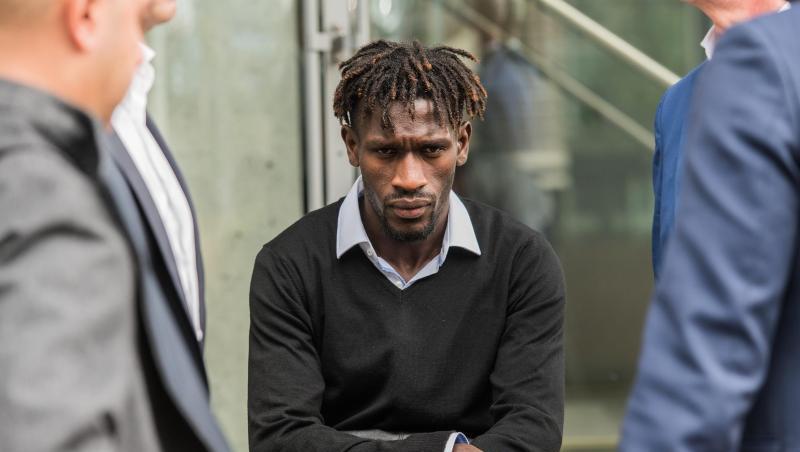Bakery Jatta vom Hamburger SV sitzt auf dem DFB-Gelände auf einer Mauer zwischen HSV-Vertretern. Bakery Jatta vom Hamburger SV sitzt auf dem DFB-Gelände auf einer Mauer zwischen HSV-Vertretern.