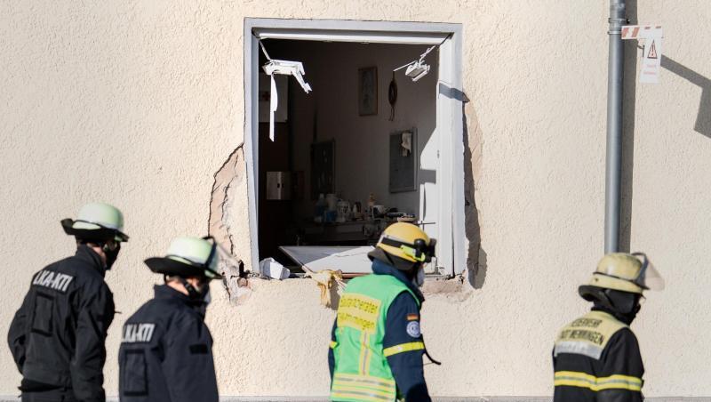 Einsatzkräfte des Landeskriminalamts und der Feuerwehr am Unglücksort.