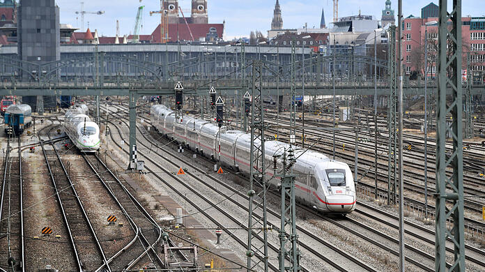 Der ICE 709 fährt von Hamburg über Berlin, Halle und Erfurt nach München. (Archivbild)