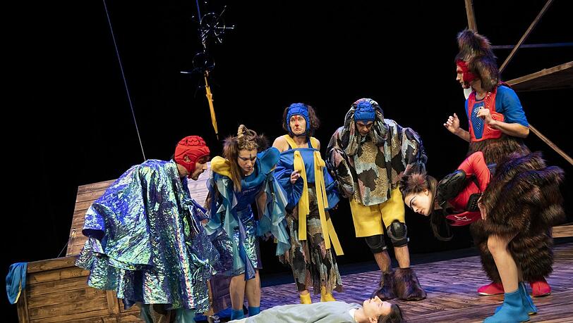 Mal sehen, was passiert ist: v.l.n.r.: Janosch Fries, Simone Oswald, Lucia Schierenbeck, David Benito Garcia, Michael Schröder, Helene Schmitt: Vorne: Hardy Punzel.