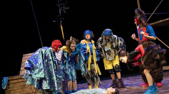 Mal sehen, was passiert ist: v.l.n.r.: Janosch Fries, Simone Oswald, Lucia Schierenbeck, David Benito Garcia, Michael Schröder, Helene Schmitt: Vorne: Hardy Punzel.
