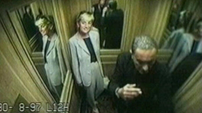 Die Überwachungskamera im Ritz-Fahrstuhl zeigt eine fröhliche Lady Di. An ihrer Seite: Dodi al Fayed