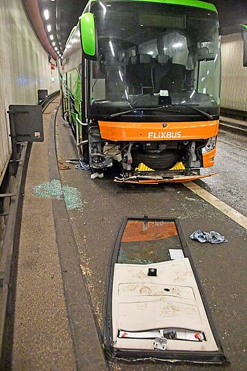 Aus ungeklärter Ursache ist am Freitagabend ein Reisebus im Brudermühltunnel verunglückt.