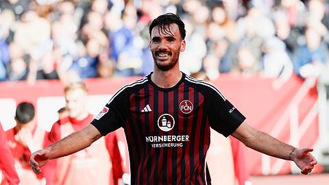 Ivan Marquez von Nürnberg ärgert sich über seinen Platzverweis.