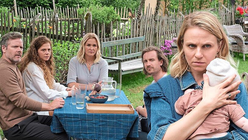 Szene aus einer früheren Folge von "Lena Lorenz". Hauptdarstellerin Judith Hoersch (3.v.l.) spielt darin eine Hebamme. Gerade werden in Berchtesgaden neue Episoden gedreht.