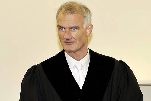 Der Vorsitzende Richter Gilbert Wolf entscheidet über Sgarbis Schicksal.