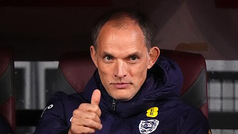 Daumen hoch: Thomas Tuchel hat einen neuen Vertrag in England unterschrieben. (Archivbild)