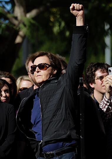 Als letzter der vier Beatles hat Paul McCartney einen Stern auf dem Hollywood "Walk of Fame" bekommen. Der Ehrung wohnten neben McCartneys Frau Nancy Shevell auch Musikerkollegen wie Neil Young bei. Ringo Starr konnte wegen gesundheitlicher Probleme nicht teilnehmen.