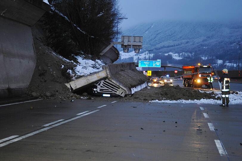 Horror-Unfall auf der Brenner-Autobahn: Eine Betonmauer hat sich von einem Hang gelöst und einen Münchner Lkw unter sich begraben. Die Bilder...