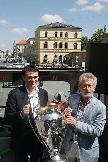 Immer dabei, die ehemaligen Bayern-Stars und aktuellen UEFA-Botschafter Paul Breitner und Willy Sagnol.