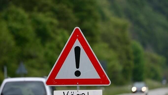 Achtung Vögel! Auf dieser Straße wird vor den tief fliegenden Schwalben gewarnt. Achtung Vögel! Auf dieser Straße wird vor den tief fliegenden Schwalben gewarnt.