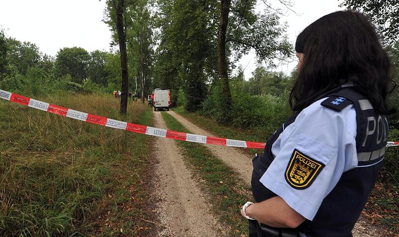Beim Absturz eines Kleinflugzeugs nahe der bayerischen Grenze sind am Montag drei Männer ums Leben gekommen. Die Absturzursache ist bislang völlig unklar, die Ermittlungen der Bundesstelle für Flugunfalluntersuchung laufen, wie die Polizei mitteilte.