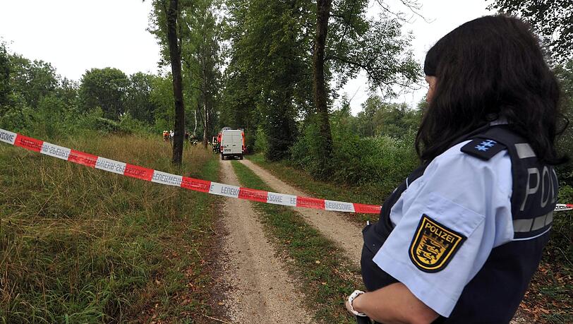 Beim Absturz eines Kleinflugzeugs nahe der bayerischen Grenze sind am Montag drei Männer ums Leben gekommen. Die Absturzursache ist bislang völlig unklar, die Ermittlungen der Bundesstelle für Flugunfalluntersuchung laufen, wie die Polizei mitteilte. Beim Absturz eines Kleinflugzeugs nahe der bayerischen Grenze sind am Montag drei Männer ums Leben gekommen. Die Absturzursache ist bislang völlig unklar, die Ermittlungen der Bundesstelle für Flugunfalluntersuchung laufen, wie die Polizei mitteilte.