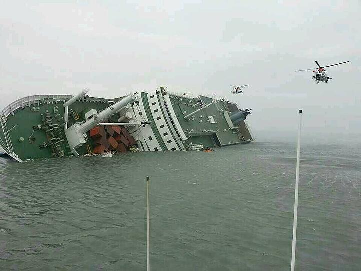 Drama vor der Küste von Südkorea: Eine Fähre mit hunderten Schülern an Bord ist am Mittwoch in schwere Seenot geraten. Das Schiff geht fast ganz unter. Knapp 300 Menschen werden nach jüngsten Angaben vermisst.
