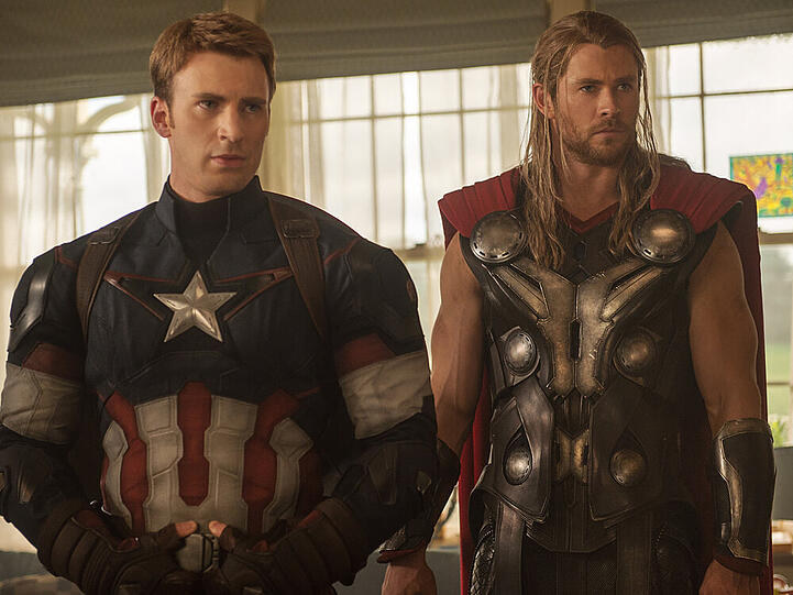 Captain America (Chris Evans, l.) und Thor (Chris Hemsworth, r.)