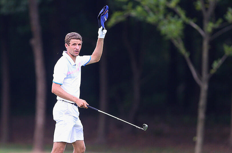 Auch Thomas Müller schwingt auf dem Golfplatz den Schläger.