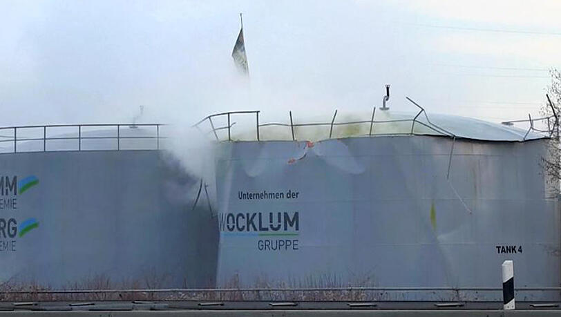 Ein Tank mit Schwefelsäure ist aufgebrochen. Ein Tank mit Schwefelsäure ist aufgebrochen.