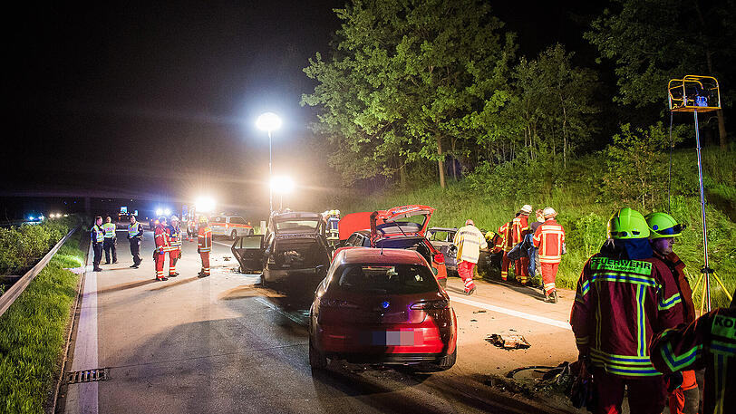 Dann krachten vier andere Fahrzeuge in das Auto.