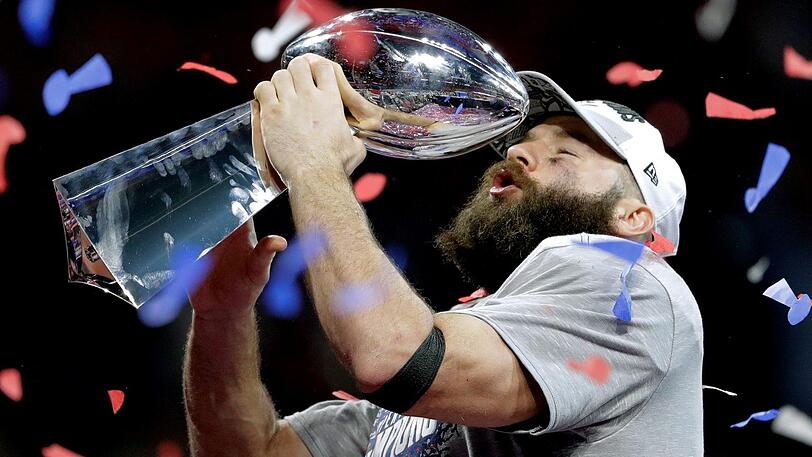 MVP Julian Edelmann von den Patriots feiert mit der Vince Lombardi Trophy.