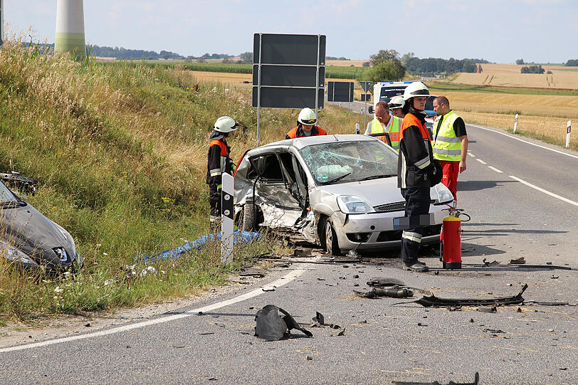 Bei Rothenburg ob der Tauber ist es am Sonntag zu einem schrecklichen Unfall gekommen. Zwei Menschen starben noch an der Unfallstelle, eine junge Frau erlag ihren Verletzungen in der darauffolgenden Nacht.
