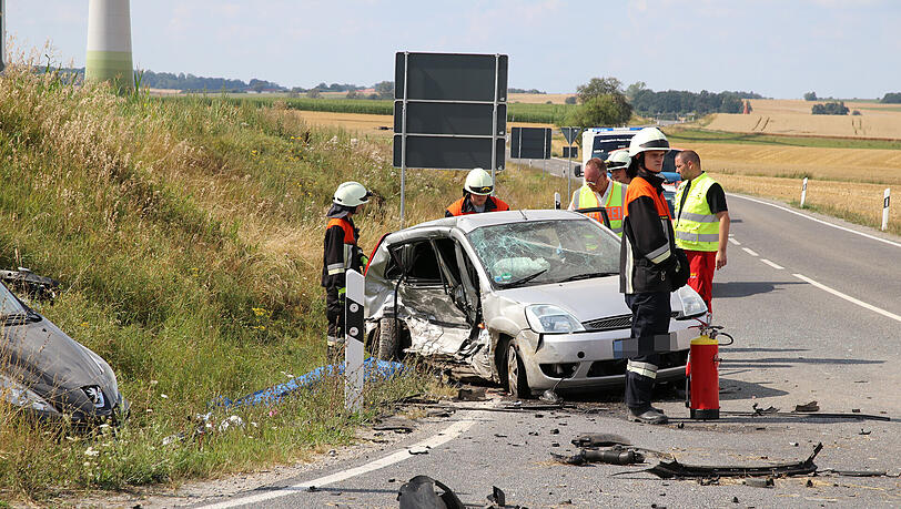 Bei Rothenburg ob der Tauber ist es am Sonntag zu einem schrecklichen Unfall gekommen. Zwei Menschen starben noch an der Unfallstelle, eine junge Frau erlag ihren Verletzungen in der darauffolgenden Nacht. Bei Rothenburg ob der Tauber ist es am Sonntag zu einem schrecklichen Unfall gekommen. Zwei Menschen starben noch an der Unfallstelle, eine junge Frau erlag ihren Verletzungen in der darauffolgenden Nacht.