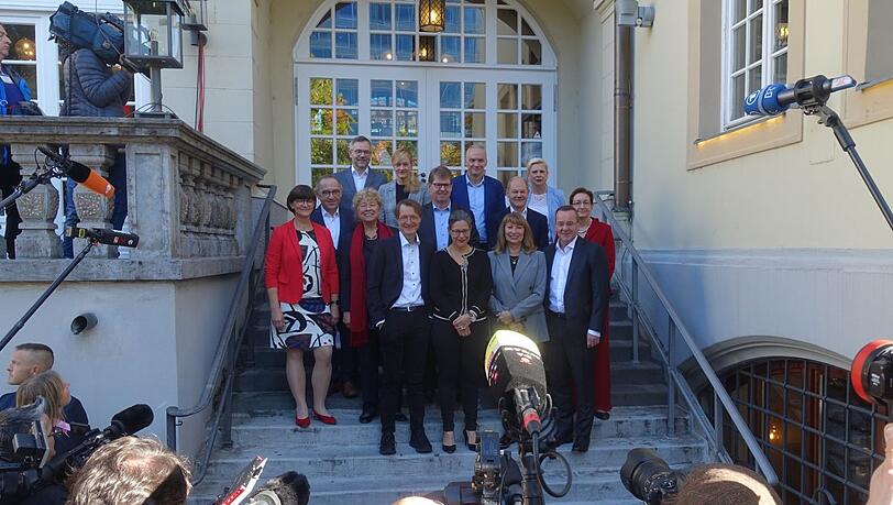 Zu Beginn der Konferenz sind es noch sieben Bewerber-Duos. Ganz hinten (jeweils von links): Michael Roth und Christina Kampmann, Dierk Hirschel und Hilde Mattheis. Mittlere Reihe: Saskia Esken und Norbert Walter-Borjans, Gesine Schwan und Ralf Stegner, Olaf Scholz und Klara Geywitz. Vorne: Karl Lauterbach und Nina Scheer, Petra Köpping und Boris Pistorius. Zu Beginn der Konferenz sind es noch sieben Bewerber-Duos. Ganz hinten (jeweils von links): Michael Roth und Christina Kampmann, Dierk Hirschel und Hilde Mattheis. Mittlere Reihe: Saskia Esken und Norbert Walter-Borjans, Gesine Schwan und Ralf Stegner, Olaf Scholz und Klara Geywitz. Vorne: Karl Lauterbach und Nina Scheer, Petra Köpping und Boris Pistorius.