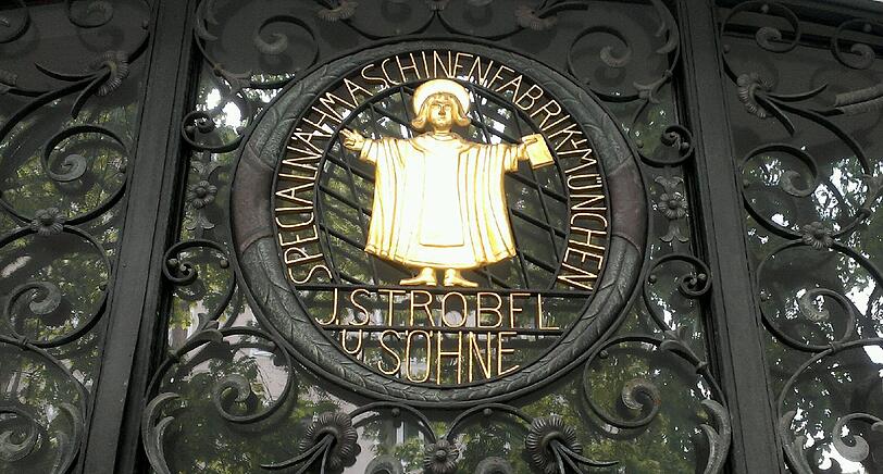 Wie auch immer: Dazwischen liegt der Eingang zur ehemaligen Nähmaschinenfabrik - das schöne Schild mit dem goldenen Münchnern Kindl ist zum Glück geblieben.
