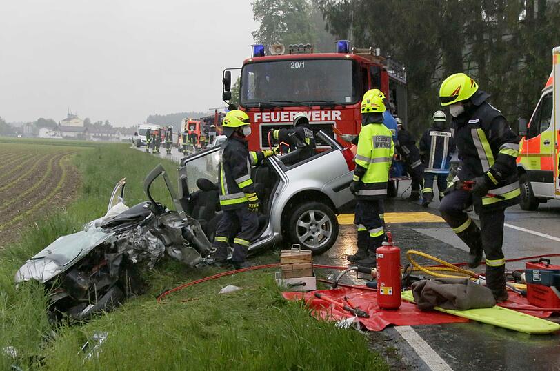 Die Autos prallten frontal zusammen.