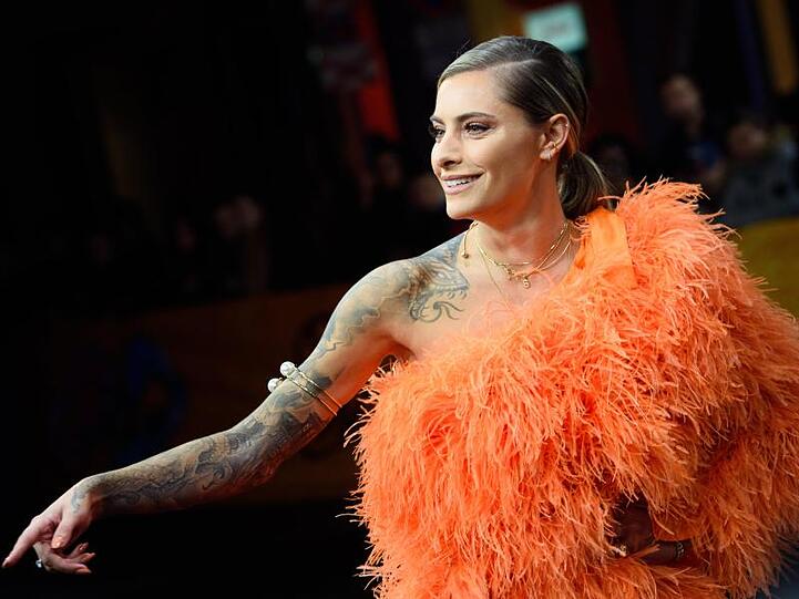 Ein Kleid aus orangefarbenen Federn: Schauspielerin und TV-Moderatorin Sophia Thomalla.
