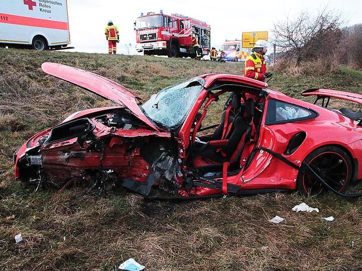 Das Wrack eines Porsche GT3 RS liegt nach dem dem Zusammenstoß mit einem weiteren Pkw am Straßenrand. Foto: Mario Obeser