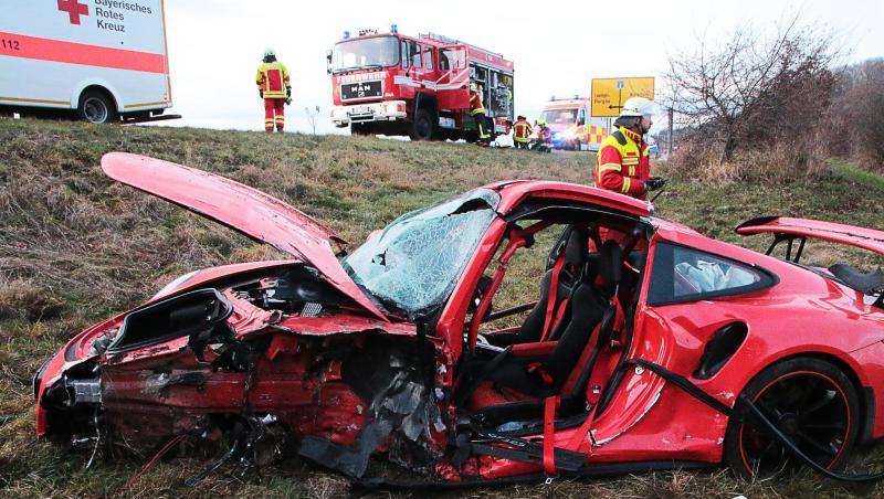 Das Wrack eines Porsche GT3 RS liegt nach dem dem Zusammenstoß mit einem weiteren Pkw am Straßenrand. Foto: Mario Obeser Das Wrack eines Porsche GT3 RS liegt nach dem dem Zusammenstoß mit einem weiteren Pkw am Straßenrand. Foto: Mario Obeser