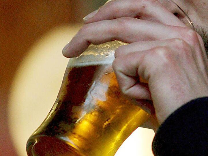 Ein Pubbesucher trinkt in London ein Bier.