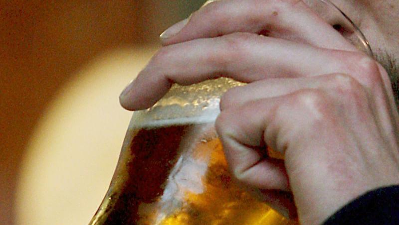 Ein Pubbesucher trinkt in London ein Bier. Ein Pubbesucher trinkt in London ein Bier.