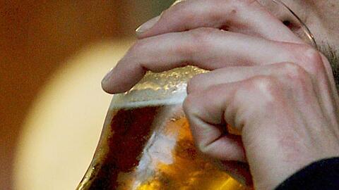 Ein Pubbesucher trinkt in London ein Bier.