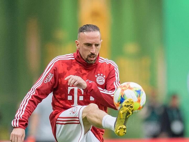 Franck Ribery wärmt sich vor Spielbeginn auf. Foto: Matthias Balk/Archiv