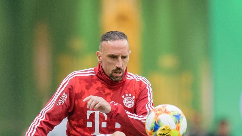 Franck Ribery wärmt sich vor Spielbeginn auf. Foto: Matthias Balk/Archiv Franck Ribery wärmt sich vor Spielbeginn auf. Foto: Matthias Balk/Archiv