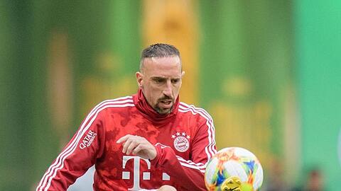 Franck Ribery wärmt sich vor Spielbeginn auf. Foto: Matthias Balk/Archiv