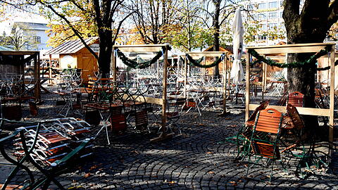 Wegen Corona geschlossen: Der Biergarten auf dem Viktualienmarkt Anfang November.