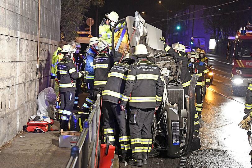 Der verletzte Fahrer musste von der Feuerwehr aus dem Wrack befreit werden.